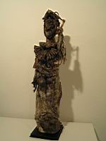 Sculpture vodou Fon, Benin (bois, pigments, cadenas, cles, tissus, mat. sacrificielles)